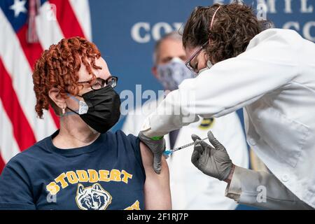Victoria Legerwood-Rivera, Consigliere di frequenza presso la Stoddert Elementary School, riceve un vaccino COVID-19 durante un evento che celebra il 50 milionesimo vaccino COVID-19 nell'Auditorium South Court dell'Eisenhower Executive Office Building 25 febbraio 2021 a Washington, D.C. Foto Stock