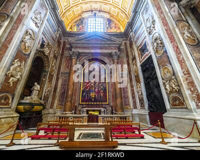 Cappella della presentazione della Vergine Maria - Pittura raffigurante la Presentazione della Vergine Maria al tempio (1728) dal dipinto originale di Giovan Francesco Romanelli del 1642. La Vergine qui rappresentata come una giovane ragazza entra nel tempio acclamata da sua madre Anna e suo padre Joachim. L'urna in bronzo dorato dell'altare contese il corpo di Papa San Pio X (1903-1914) - Basilica di San Pietro, Stato del Vaticano a Roma Foto Stock