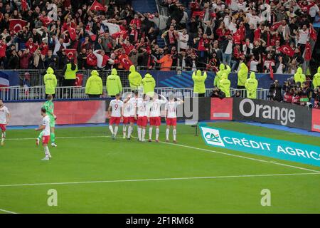 Cent Tosun (TUR), Merit Demerol (TUR), Irfan Can Kahveci (TUR), Burak Yilmaz (TUR), Mahmut Tekdemir (TUR) festeggiamenti per i tifosi dopo il gol segnato durante la UEFA Euro 2020, Qualifying Group H Football Match tra Francia e Turchia il 14 ottobre 2019 allo Stade de France di Saint-Denis, Francia - Foto Stephane Allaman / DPPI Foto Stock