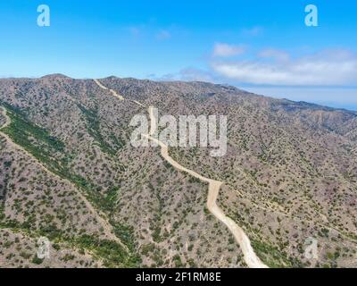 Vista aerea dei sentieri escursionistici sulla cima di Santa Montagne dell'isola di Catalina Foto Stock