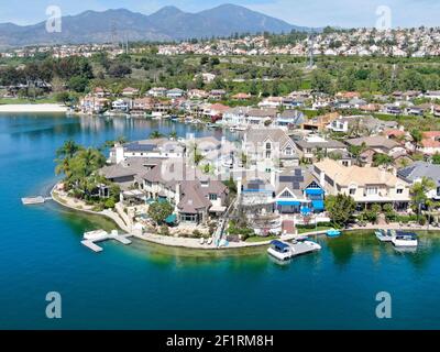 Vista aerea del lago Mission Viejo con comunità residenziali e condomini privati. California Foto Stock