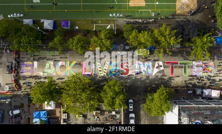 Seattle, WA/USA Giugno 13: Street View manifestanti e opere d'arte per George Floyd e il BLM a Seattle su Capital Hill Giugno 13, 2 Foto Stock