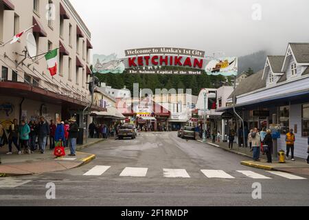 Ketchikan, Alaska/USA â 5 agosto 2015: Una vista delle aziende e dei turisti della strada principale che esplorano il centro di Ketchikan 5 agosto 2 Foto Stock