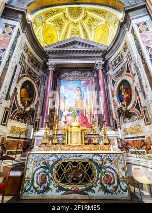 Altare di San Giuseppe. San Giuseppe con Gesù Bambino. Un Angelo offre il vaso di Pietro a San Giuseppe qui raffigurato come il procettore della Chiesa universale, mentre un ragazzo offre un ramo di ulivo. - Basilica di San Pietro, Vaticano a Roma Foto Stock