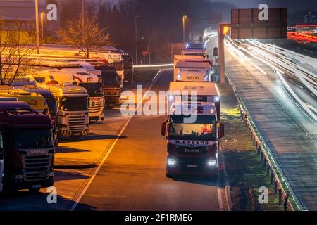 Traffico pesante sulla A2 presso l'area di servizio Bottrop-Süd, parcheggio sovraffollato per camion in serata, Bottrop, NRW, Germania Foto Stock