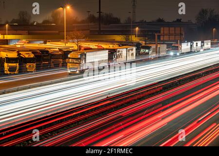 Traffico pesante sulla A2 presso l'area di servizio Bottrop-Süd, parcheggio sovraffollato per camion in serata, Bottrop, NRW, Germania Foto Stock