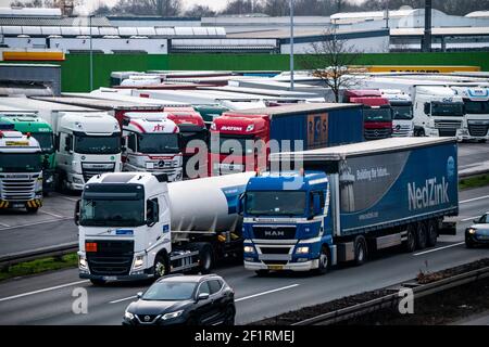 Traffico pesante sulla A2 presso l'area di servizio Bottrop-Süd, parcheggio sovraffollato per camion in serata, Bottrop, NRW, Germania Foto Stock