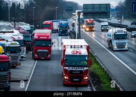 Traffico pesante sulla A2 presso l'area di servizio Bottrop-Süd, parcheggio sovraffollato per camion in serata, Bottrop, NRW, Germania Foto Stock