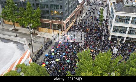 Seattle, WA/USA 3 giugno: I manifestanti di Street View creano una scena Mob per George Floyd e il BLM a Seattle su Capital Hill Giugno Foto Stock