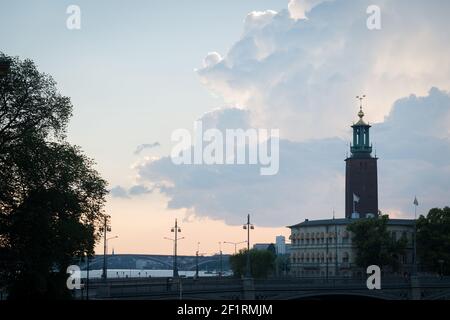 Nuvole tempesta dietro lo Stadshuset o Stockholms stadshus (Municipio), Kungsholmen, Stoccolma, Svezia. Foto Stock