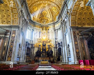Il coro e l'altare nella Basilica di San Pietro - Vaticano Stato a Roma Foto Stock