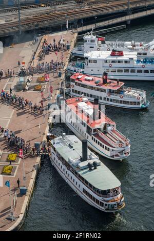 I passeggeri in fila per le imbarcazioni Stomma Tour a Stadshuskajen, Stoccolma, Svezia. Foto Stock