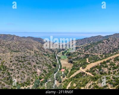 Vista aerea delle montagne e dei sentieri dell'isola di Santa Catalina con oceano sullo sfondo Foto Stock