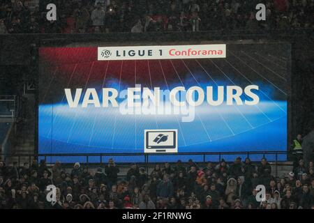 VAR en cours screenshot illustrazione durante il campionato francese L1 partita di calcio tra Parigi Saint-Germain e Montpellier il 01 febbraio 2020 allo stadio Parc des Princes di Parigi, Francia - Foto Stephane Allaman / DPPI Foto Stock