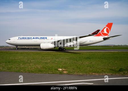 Turkish Airlines Airbus A330-300 TC-JNN aereo passeggeri partenza e prendere Dall'aeroporto Charles de Gaulle di Parigi Foto Stock