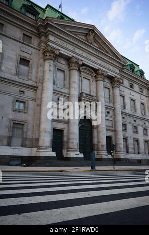 Attraversamento pedonale vuoto vicino al quartier generale della Banca della Nazione argentina o Casa Central del Banco de la Nacion Argentina. Facciata dell'edificio Foto Stock