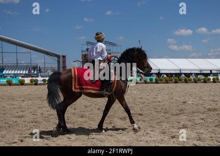 Equitazione con archer in abiti etnici a cavallo Foto Stock