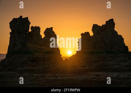 Camini di pietra calcarea al lago Abbe, Gibuti al tramonto. Foto Stock