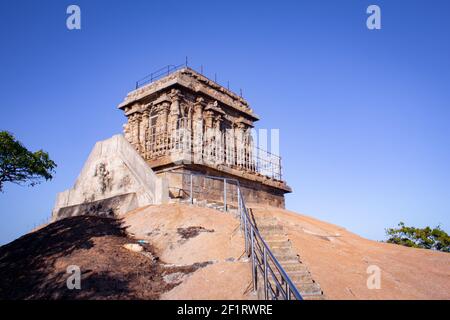 Vista del vecchio complesso di case luminose sulla cima Un poggio nell'antica città portuale di Mahabalipuram Foto Stock