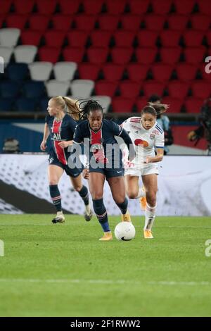 Marie-Antoinette Katoto (PSG Femminile) ha corso con la palla, Delphine Cascarino (Olympique Lyonnais) durante il campionato femminile francese, D1 Arkema partita di calcio tra Parigi Saint-Germain e Olympique Lyonnais il 20 novembre 2020 allo stadio Parc des Princes di Parigi, Francia - Foto Stephane Allaman / DPPI Foto Stock