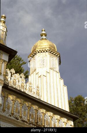 Ettal, Germania. 6/19/1990. Castello di Linderhof. Costruito dal re Ludovico II di Baviera, il piccolo palazzo fu costruito tra il 1863 e il 1886 in una seconda architettura in stile ROCOCÒ. Il chiosco moresco di Ludwig è bellissimo, così come la sua camera da letto, i soffitti, le fontane e i giardini. Foto Stock