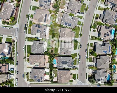 Vista aerea del quartiere suburbano con grandi palazzi con piscina A San Diego Foto Stock