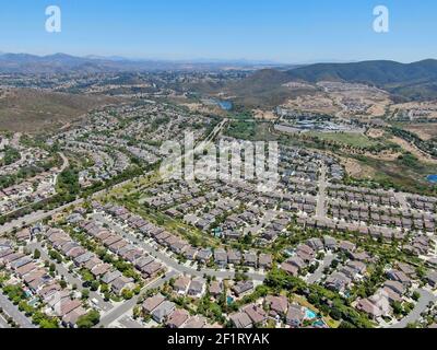 Vista aerea del quartiere suburbano con grandi dimore a San Diego Foto Stock