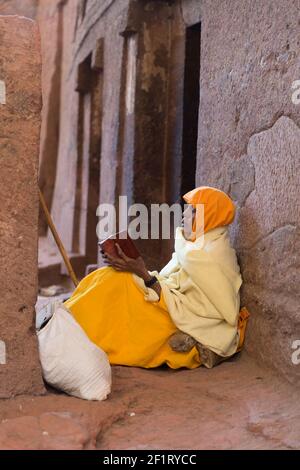 Pellegrinaggio lettura delle Scritture a Beta MaryamPilgrims, alcuni che hanno camminato fino a tre settimane, e viaggiato da tutta l'Etiopia e il mondo si riuniscono Foto Stock