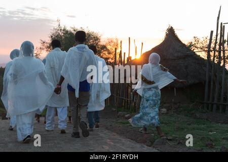 Pellegrini in visita alla Chiesa di San Giorgio durante Gena, Natale ortodosso etiope, a Lalibela, Etiopia. Foto Stock