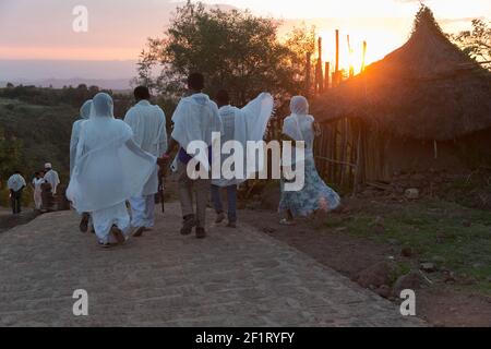 Pellegrini in visita alla Chiesa di San Giorgio durante Gena, Natale ortodosso etiope, a Lalibela, Etiopia. Foto Stock