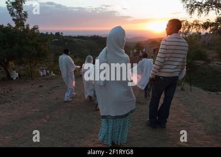 Pellegrini in visita alla Chiesa di San Giorgio durante Gena, Natale ortodosso etiope a Lalibela, Etiopia. Foto Stock