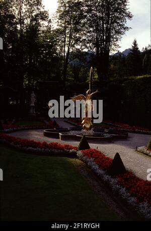 Ettal, Germania. 6/19/1990. Castello di Linderhof. Costruito dal re Ludovico II di Baviera, il piccolo palazzo fu costruito tra il 1863 e il 1886 in una seconda architettura in stile ROCOCÒ. Il chiosco moresco di Ludwig è bellissimo, così come la sua camera da letto, i soffitti, le fontane e i giardini. Foto Stock