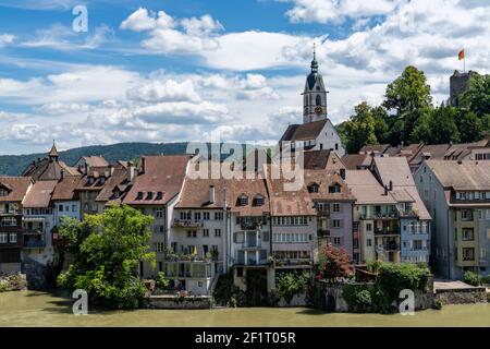 Vista sull'idilliaca città di confine di Laufenburg sul Reno nella Svizzera settentrionale Foto Stock