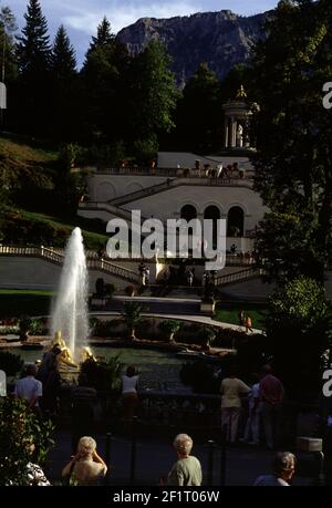 Ettal, Germania. 6/19/1990. Castello di Linderhof. Costruito dal re Ludovico II di Baviera, il piccolo palazzo fu costruito tra il 1863 e il 1886 in una seconda architettura in stile ROCOCÒ. Il chiosco moresco di Ludwig è bellissimo, così come la sua camera da letto, i soffitti, le fontane e i giardini. Foto Stock