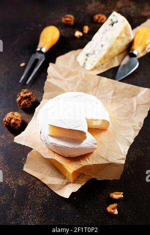 Diversi tipi di formaggio. Formaggi mix Set dor blu chedar camambre brie Foto Stock