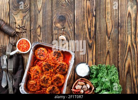 Polpette in salsa di pomodoro cotte in un contenitore di alluminio. Foto Stock