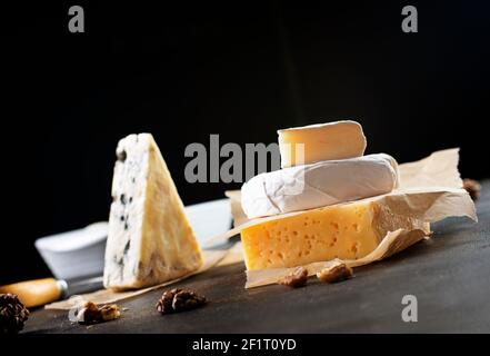 Diversi tipi di formaggio. Formaggi mix Set dor blu chedar camambre brie Foto Stock