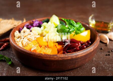 insalata con fagiolo e zucca fritta, insalata di verdure Foto Stock