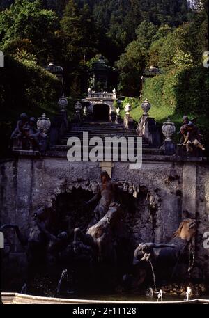 Ettal, Germania. 6/19/1990. Castello di Linderhof. Costruito dal re Ludovico II di Baviera, il piccolo palazzo fu costruito tra il 1863 e il 1886 in una seconda architettura in stile ROCOCÒ. Il chiosco moresco di Ludwig è bellissimo, così come la sua camera da letto, i soffitti, le fontane e i giardini. Foto Stock