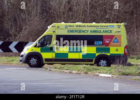 Un ambulanza delle Midlands occidentali, vista laterale, Warwickshire, Regno Unito Foto Stock