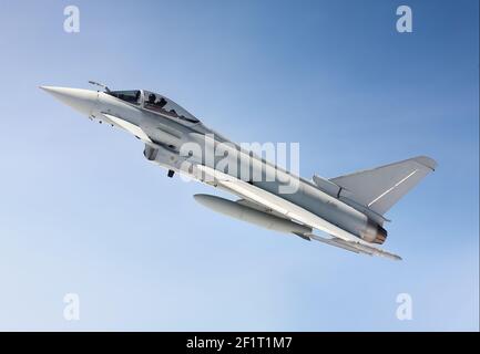 Typhoon Fighter Jet Air to Air fotografa contro un cielo blu. Pattuglia aerea della NATO utilizzata in collaborazione con Russia e Ukra Foto Stock