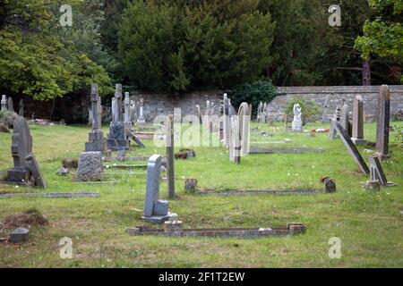 Tombe in un cimitero, messo fuori in linee pulite Foto Stock