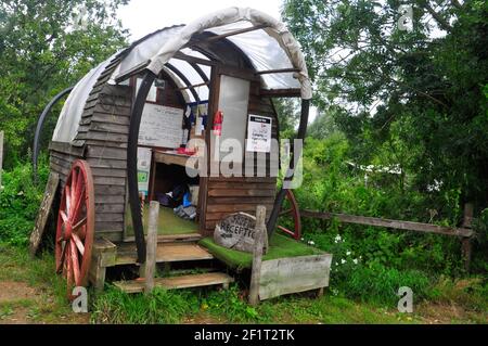 L'ufficio della reception 'Chuck Wagon' in un campeggio ecologico a Suffolk, Inghilterra Foto Stock