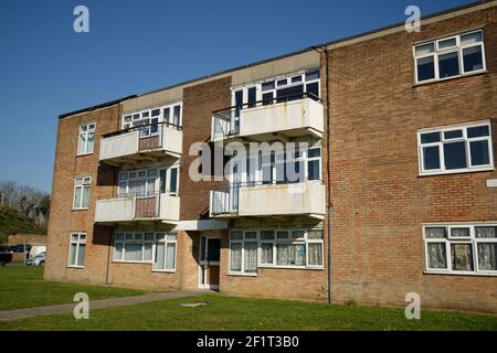 Un basso blocco del consiglio degli anni '60 nell'Inghilterra meridionale. Foto Stock