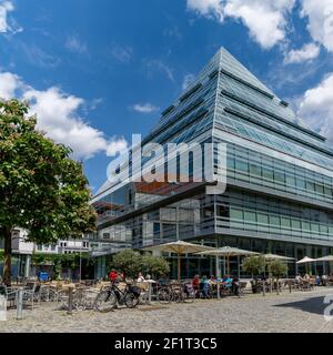 La biblioteca comunale nella città di Ulm con un street cafe in primo piano Foto Stock