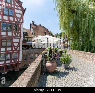 Vista dello storico quartiere dei pescatori di Ulm con ristoranti e canali Foto Stock