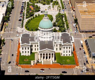 L'Old Courthouse, St Louis, Missouri, si vede dalla cima del Gateway Arch e parte del Gateway Arch National Park. Foto Stock