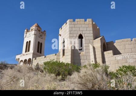 Vista esterna dello Scotty's Castle, Death Valley, California Foto Stock