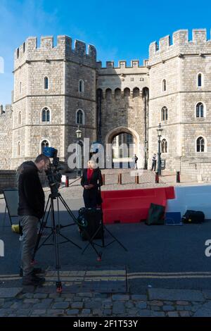 Gli equipaggi cinematografici internazionali aspettano in anticipo fuori dall'ingresso di Henry VIII Gate, il Castello di Windsor nella speranza di riprendere una reazione della Regina all'intervista "bomba" televisiva di Meghan e del Principe Harry. Si è anche detto che il duca di Edimburgo potrebbe tornare oggi Io Windsor Castle dopo essere stato in ospedale a Londra e aveva subito un intervento di cardiochirurgia di successo mercoledì 3 marzo presso l'ospedale St Bartholomew's Hospital - appena tre mesi prima del suo centesimo compleanno.Credit Gary Blake/ AlamyLive News Foto Stock