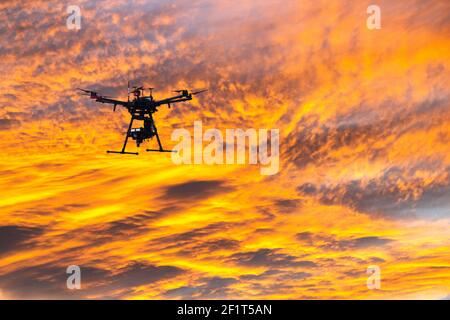 Hexocopter, multi rotore drone professionale al tramonto. Foto Stock